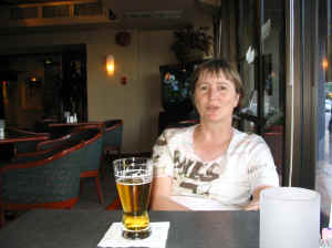 Hanne med en beer.jpg (79117 byte)